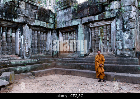 Buddhistischer Mönch vor der alten Windows w/Säulen, Prasat Krahom (Rot Tempel), Koh Ker, Preah Vihear Provinz, Kambodscha. © kraig Lieb Stockfoto