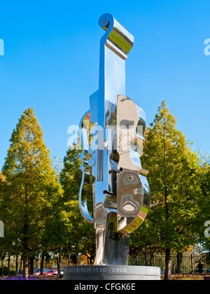 Konzert eine Skulptur von John Sydney Carter 2010 außerhalb De Montfort Hall im Stadtzentrum von Leicester England UK Stockfoto