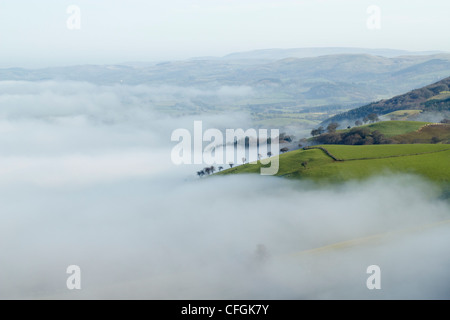 Neblige Täler unter den Mynydd Epynt Hügeln in mid Wales, Powys UK. Stockfoto