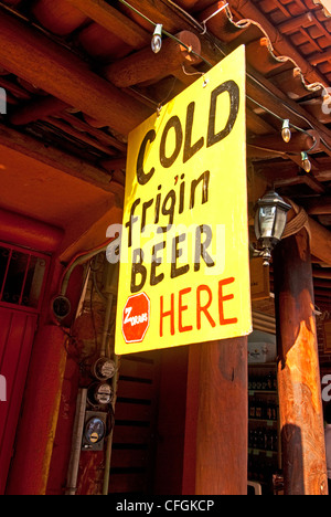 KALTE Frigin' Bier hier Zeichen vor Zorros Bar, Zihuatanejo, Mexiko Stockfoto