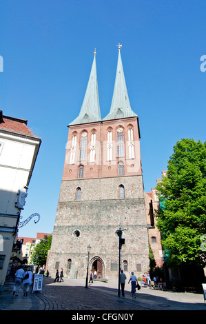 Historischen Twin Türme der Nikolai-Kirche in Berlin, Deutschland Stockfoto