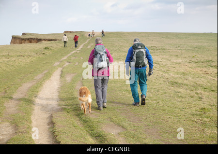 Wanderer Wandern auf dem "North Nofolk Weg" zwischen Weybourne und Sheringham, Norfolk, Großbritannien Stockfoto