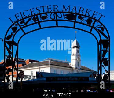 Ortseingangsschild und Uhrturm am Leicester Markt in Leicester City Center Leicestershire England UK Stockfoto