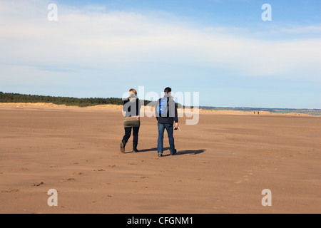 Paar genießt einen Spaziergang an einem Strand an der Ostküste Schottlands Stockfoto