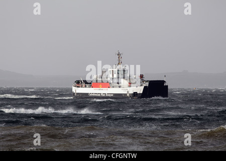 Die Calmac Ferry MV Loch Alainn bei schlechtem Wetter nähert sich Largs von Great Cumbrae auf dem Fluss Clyde, North Ayrshire, Schottland, Großbritannien Stockfoto