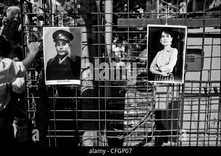 Poster von General Aung San und Aung San Suu Kyi auf dem Display in Rangun in Burma Bi-Wahlkampf Stockfoto