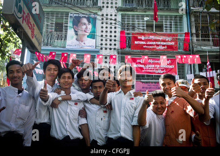 Die Nationale Liga für Demokratie (NLD) Wahlkampf 2012 in Yangon, Myanmar während bi-Wahlen, bei denen Aung San Suu Kyi für die Wahl als Mitglied des Parlaments in einer Yangon Wahlkreis stehen wird. Die NLD ist bei den Parlamentswahlen zum ersten Mal seit 1990, als die allgemeine Wahlsieg war durch das Militärregime regiert konkurrieren. Stockfoto