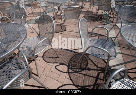 Metall-Stühle und Tische auf einer Café-Terrasse, Cambridge, Massachusetts Stockfoto