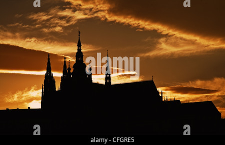 Abenddämmerung Silhouetten der Prager Burg die größte Burg der Welt. Stockfoto