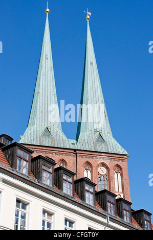 Zwei Türme der historischen Nikolai Kirche in Berlin, Deutschland Stockfoto