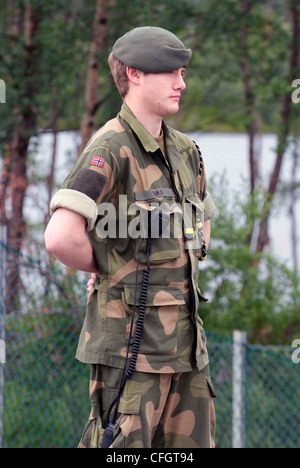 Norwegen-Kirkenes der einzige norwegische Land Grenzübergang nach Russland. Norwegische Soldaten an der Grenze-Kontrollstelle. Stockfoto