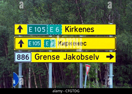 Norwegen-Kirkenes der einzige norwegische Land Grenzübergang nach Russland.  Verkehrszeichen (mit kyrillischen Buchstaben) an der Grenze Stockfoto