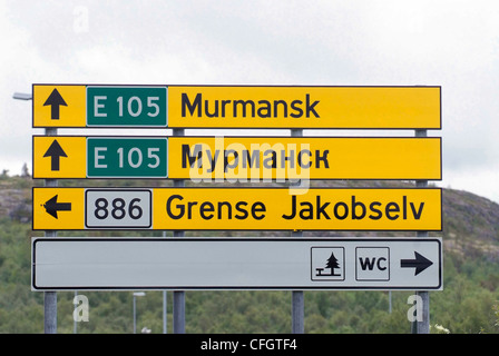 Norwegen-Kirkenes der einzige norwegische Land Grenzübergang nach Russland.  Verkehrszeichen (mit kyrillischen Buchstaben) an der Grenze Stockfoto