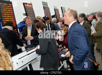 Mike Tindall Platzieren einer Wette am ersten Tag der Cheltenham Gold Cup Festival Cheltenham Racecourse Glos Stockfoto