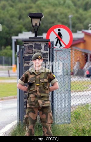 Norwegen-Kirkenes der einzige norwegische Land Grenzübergang nach Russland. Norwegische Soldaten an der Grenze Stockfoto