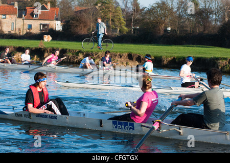 Ruderer mit Cox am Fluss Cam im Dorf von Fen Ditton in der Nähe von Cambridge, England. Stockfoto