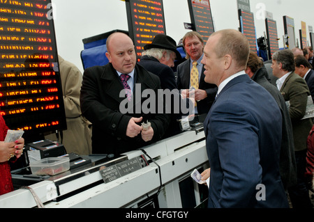 Mike Tindall Platzieren einer Wette am ersten Tag der Cheltenham Gold Cup Festival Cheltenham Racecourse Glos Stockfoto