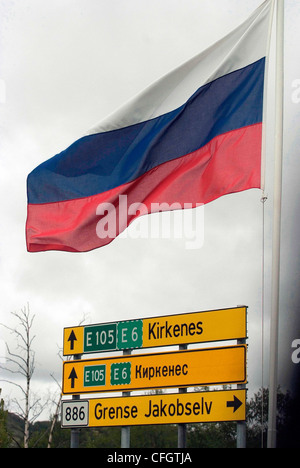 Norwegen-Kirkenes der einzige norwegische Land Grenzübergang nach Russland. Russische Flagge und Straße melden (mit kyrillischen Buchstaben) an der Grenze Stockfoto