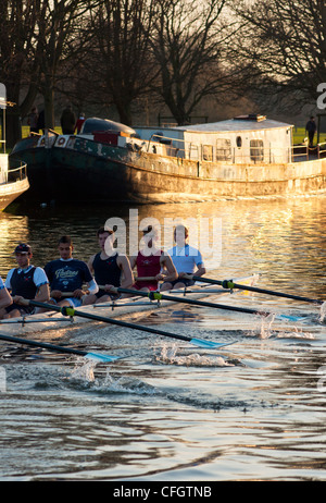 Ruderer bei Sonnenuntergang auf dem Fluss Cam in der Nähe von Cambridge, England. Stockfoto