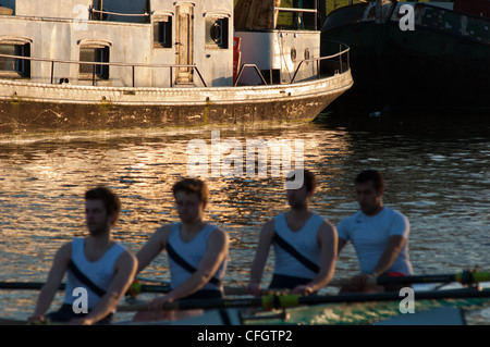 Ruderer bei Sonnenuntergang auf dem Fluss Cam in der Nähe von Cambridge, England. Stockfoto