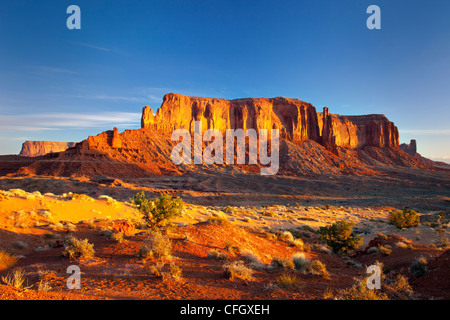 Sonnenaufgang über Sentinel Mesa, Monument Valley, Arizona USA Stockfoto