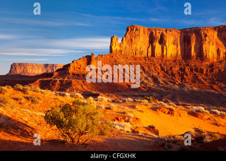 Sonnenaufgang über Sentinel Mesa, Monument Valley, Arizona USA Stockfoto