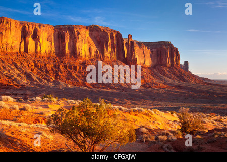 Sonnenaufgang über Sentinel Mesa, Monument Valley, Arizona USA Stockfoto