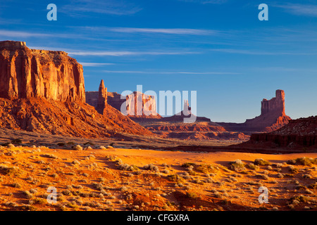 Sonnenaufgang über Sentinel Mesa, Monument Valley, Arizona USA Stockfoto