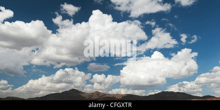 Altocumulus Undulatus und Cumulus-Wolken. Blaue Wolke Himmel Panorama Stockfoto