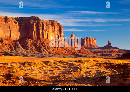 Sonnenaufgang über Sentinel Mesa, Monument Valley, Arizona USA Stockfoto