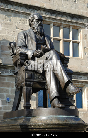 Statue von Charles Darwin außerhalb der ehemaligen Shrewsbury School, Burgtore, Shrewsbury, Shropshire, UK Stockfoto