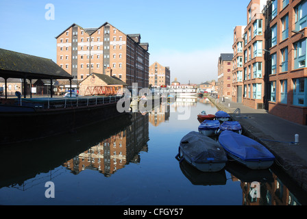 Lastkahn Arm an Gloucester Docks, UK, zeigt Getreidelagerhaus National Waterways Museum umgewandelt. Stockfoto