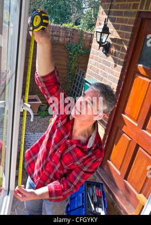 Handwerker arbeiten bei offenen Frontscheibe des inländischen Haus für Sicherheit Reparatur Wartung Stockfoto