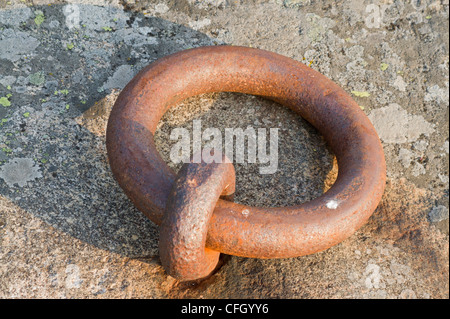 Eisenring aus Granitfelsen gegossen Stockfoto
