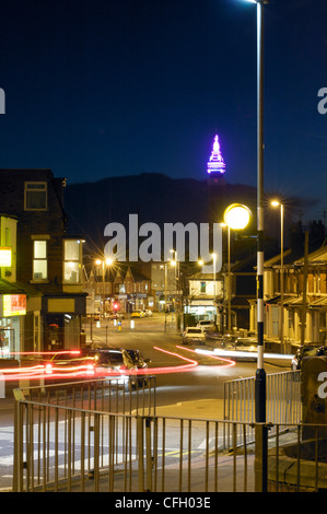 Spitze der beleuchteten Blackpool Tower in der Nacht aus der Stadt Stockfoto