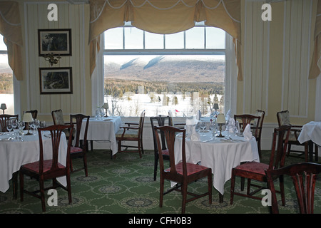 Blick auf die Winterlandschaft durch ein Fenster im Speisesaal des Omni Mount Washington Hotel Stockfoto