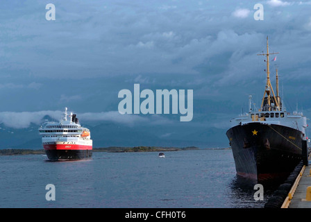 Norwegen Molde klassischen Hurtigruten Schiffes Nordstjernen (und die ankommenden MS Nordlys Stockfoto