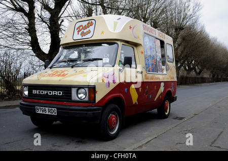 Eiswagen geparkt wartet auf Kunden Stockfoto