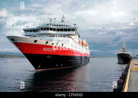 Norwegen Molde der klassischen Hurtigruten Schiff Nordstjernen (Hintergrund) und die ankommenden MS Nordlys Stockfoto