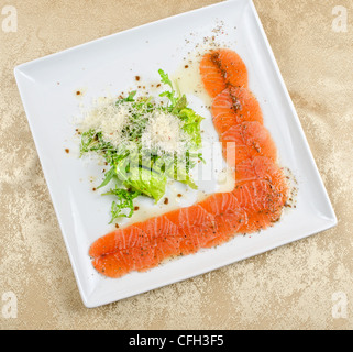 Fisch-Carpaccio mit Salat und mozzarella Stockfoto