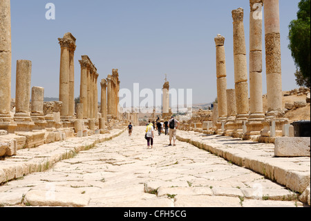 Jerash. Jordanien. Blick entlang Abschnitt der Säulenstraße oder Cardo Maximus ist die Hauptmagistrale der alten Stockfoto