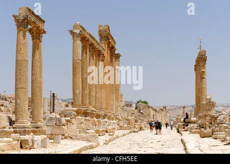 Jerash. Jordanien. Blick entlang Abschnitt der Säulenstraße oder Cardo Maximus ist die Hauptmagistrale der alten Stockfoto