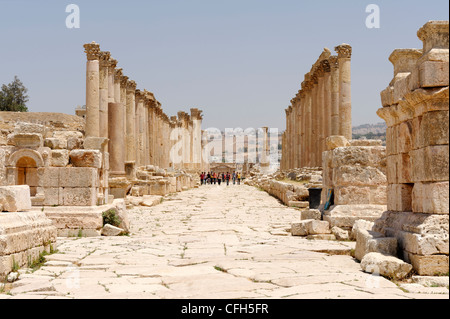 Jerash. Jordanien. Nordansicht der Colonnaded Straße von den Resten des SouthTetrapylon der südlichen Decumanus markiert Stockfoto