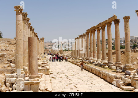 Jerash. Jordanien. Blick entlang Abschnitt der Säulenstraße oder Cardo Maximus ist die Hauptmagistrale der alten Stockfoto