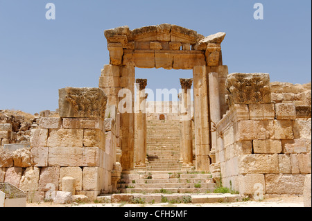 Jerash. Jordanien. Blick auf das monumentale und reich verzierten Tor zu der ehemaligen 2. Jahrhundert römische Tempel des Dionysos, die total war Stockfoto