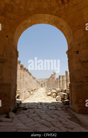 Jerash. Jordanien. Blick entlang der Cardo Maximus von unterhalb der nördlichen Tetrapylon. Im Hintergrund ist das Nordtor. Stockfoto