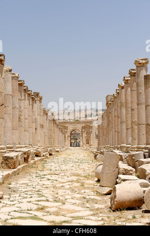 Jerash. Jordanien. Blick entlang des nördlichen Endes der Colonnaded Straße oder Cardo Maximus in Richtung Tor Nord, markiert die Stockfoto
