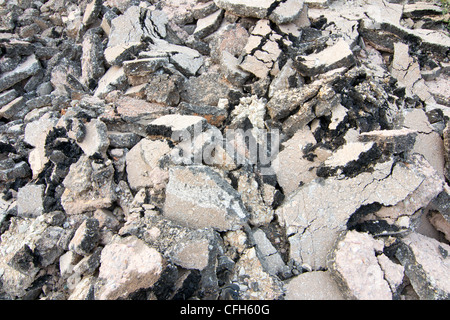 Asphalt-Abbruchmaterial von der Straße. Stockfoto