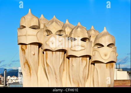 BARCELONA - 15 Dezember 2011: Gaudis Schornstein bei La Pedrera (Casa Mila) am 15. Dezember 2011 in Barcelona, Spanien. Stockfoto