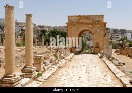 Jerash. Jordanien. Blick auf das monumentale nördlichen Tetrapylon von Kolonnaden Nord Decumanus. Stockfoto